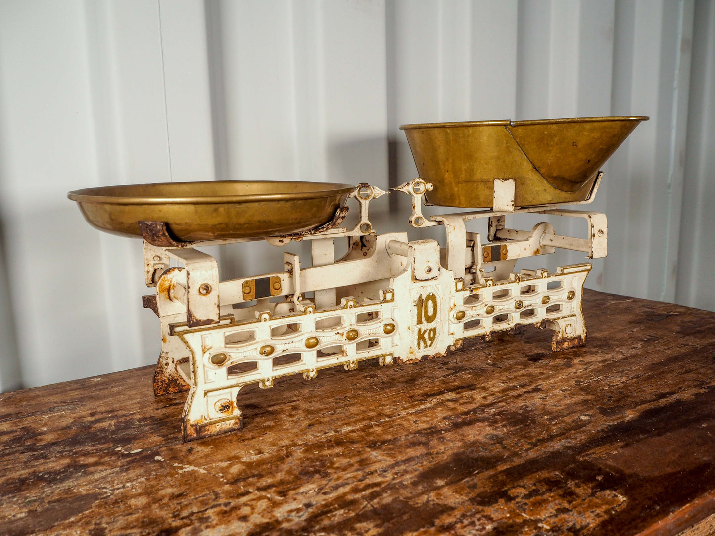 Antique Vintage Cast Iron 10kg Groceries Scales with Brass Pans