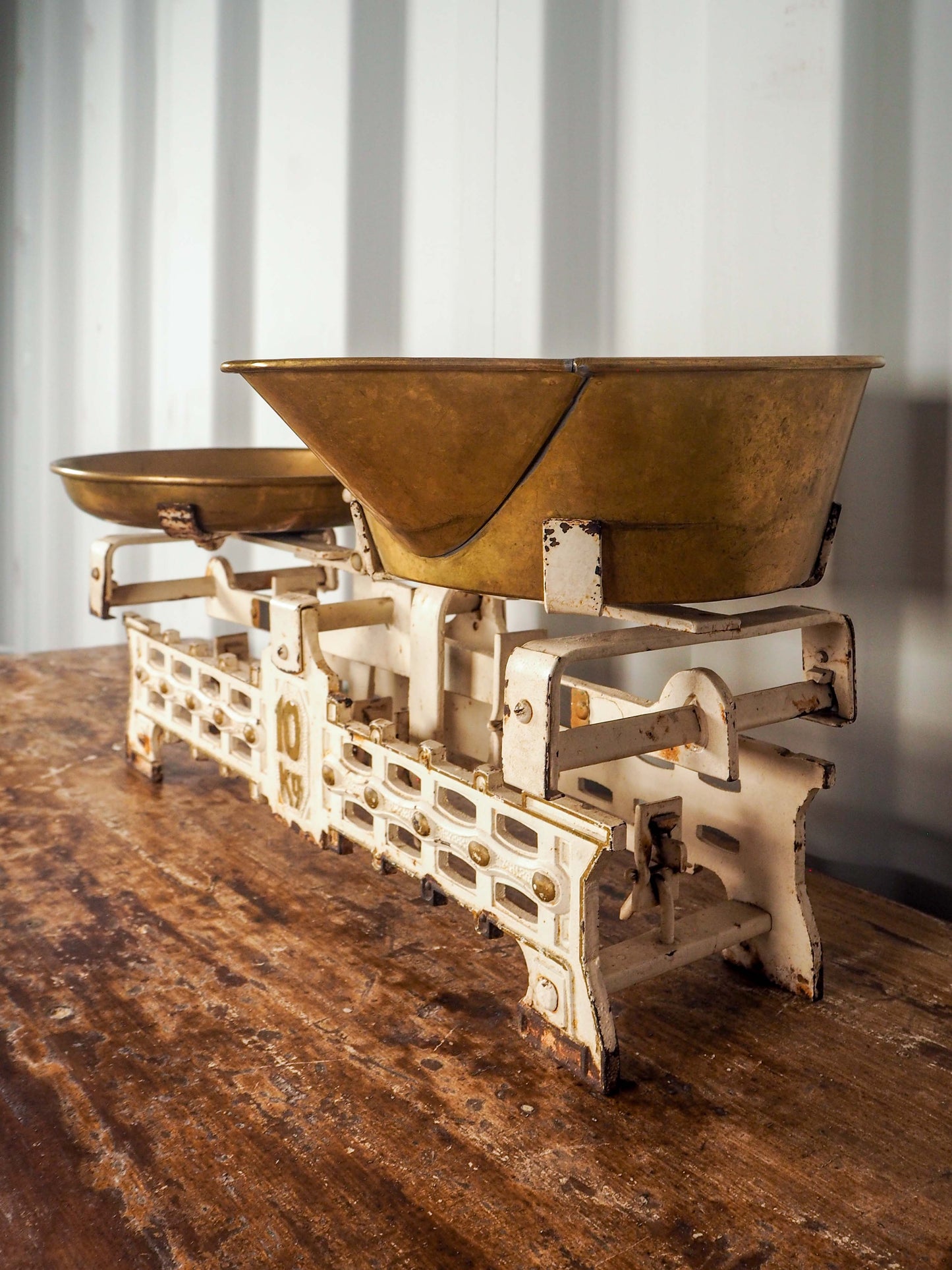 Antique Vintage Cast Iron 10kg Groceries Scales with Brass Pans