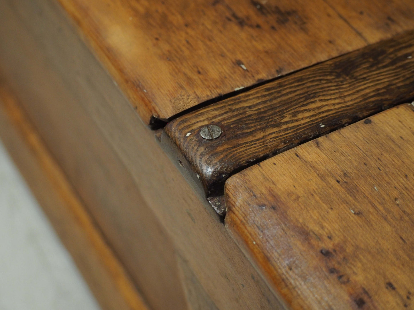 Antique 19th-Century Welsh Pitch Pine Settle Bench with Hinged Seat / Decorative Furniture