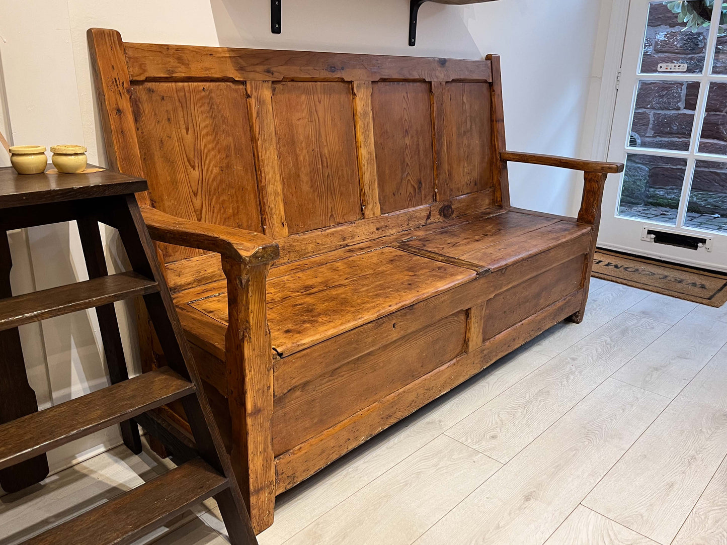 Antique 19th-Century Welsh Pitch Pine Settle Bench with Hinged Seat / Decorative Furniture