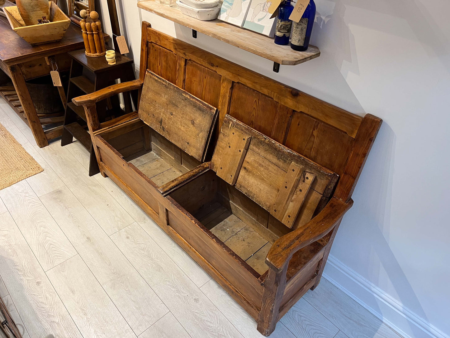 Antique 19th-Century Welsh Pitch Pine Settle Bench with Hinged Seat / Decorative Furniture