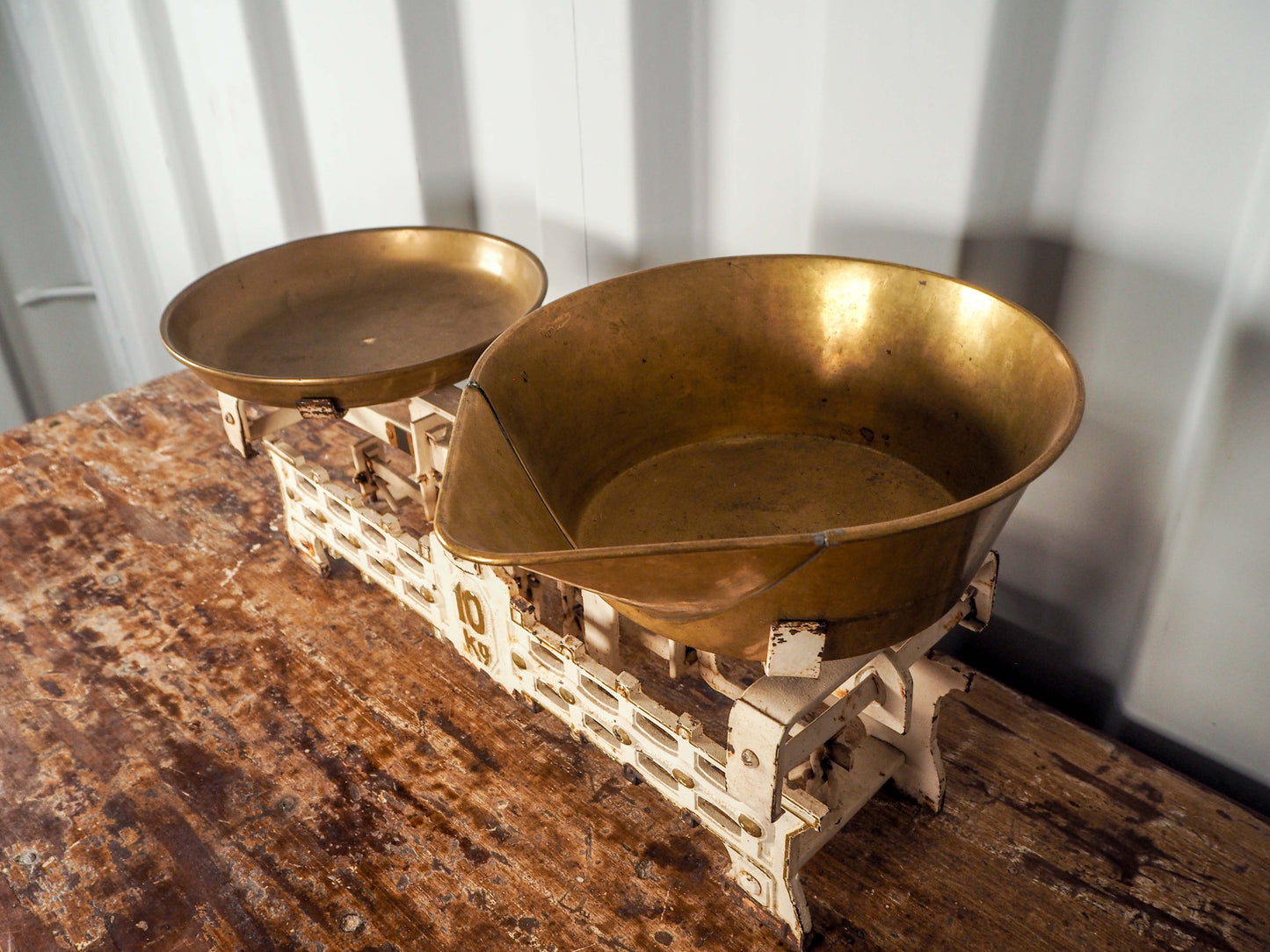 Antique Vintage Cast Iron 10kg Groceries Scales with Brass Pans