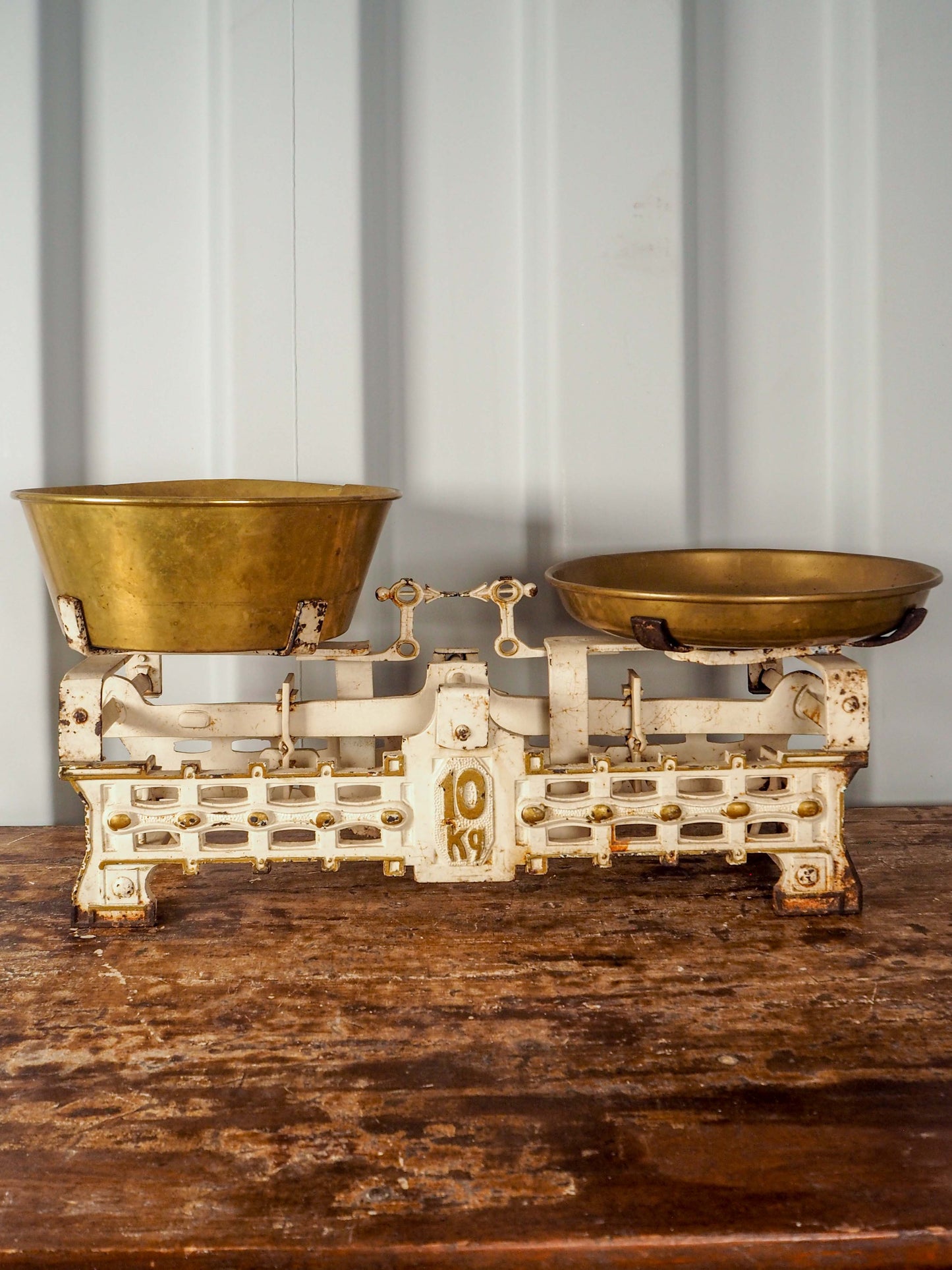 Antique Vintage Cast Iron 10kg Groceries Scales with Brass Pans