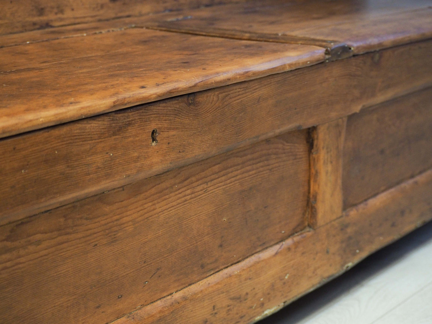 Antique 19th-Century Welsh Pitch Pine Settle Bench with Hinged Seat / Decorative Furniture