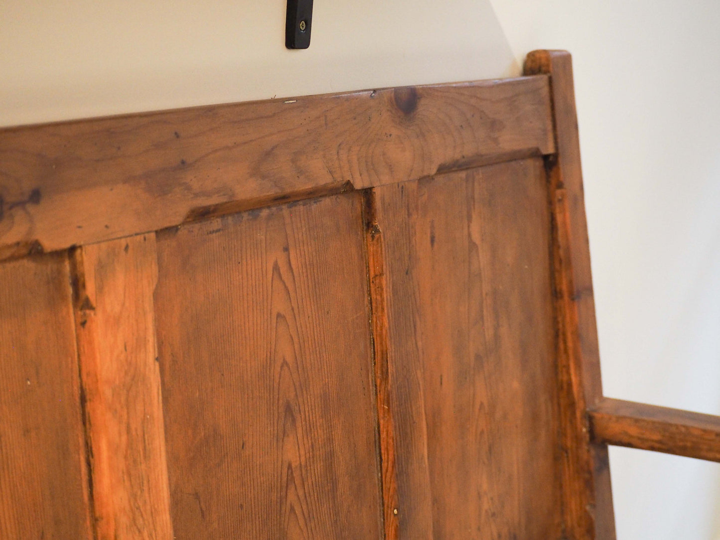 Antique 19th-Century Welsh Pitch Pine Settle Bench with Hinged Seat / Decorative Furniture