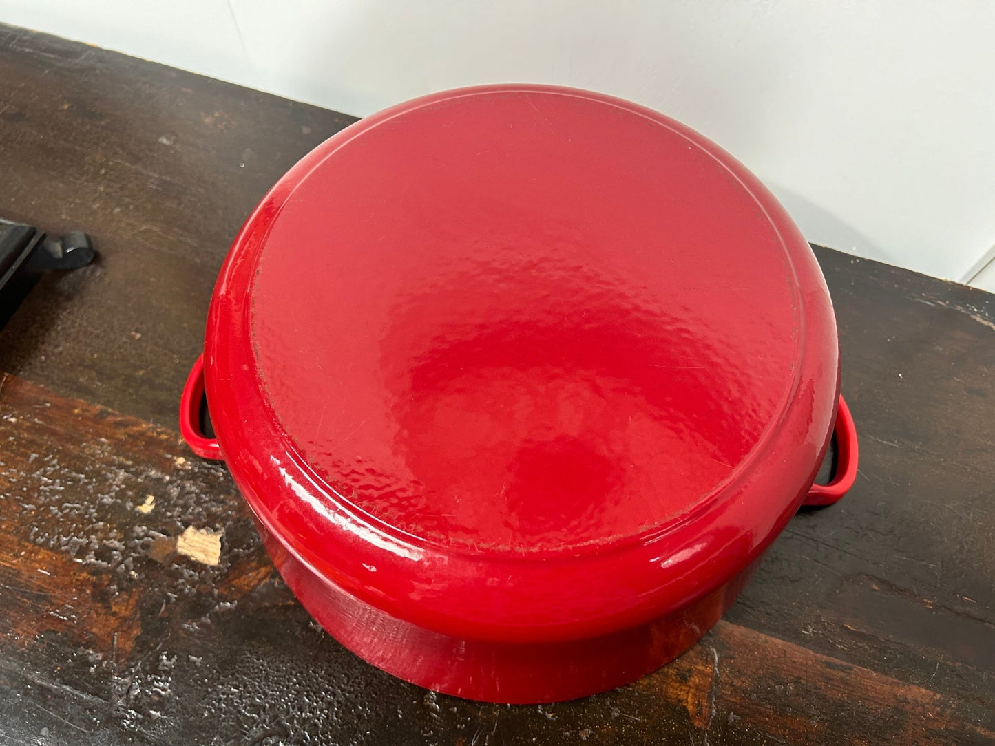 Red Cast Iron Round Cooking Pot with Lid and HandlesDust CollectorsDust Collectors